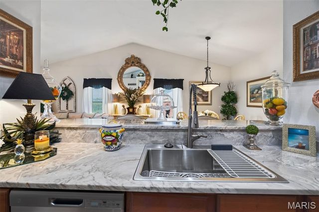 125 Warren Manor B, Highland, IL 62249