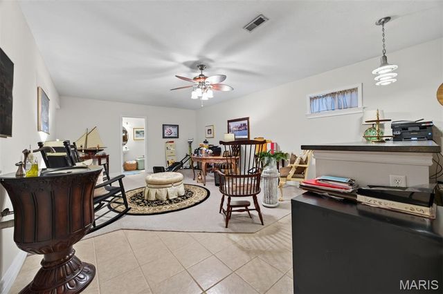 125 Warren Manor B, Highland, IL 62249