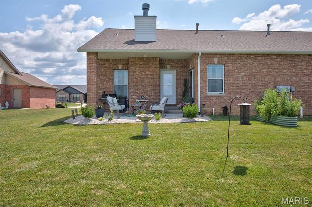 125 Warren Manor B, Highland, IL 62249