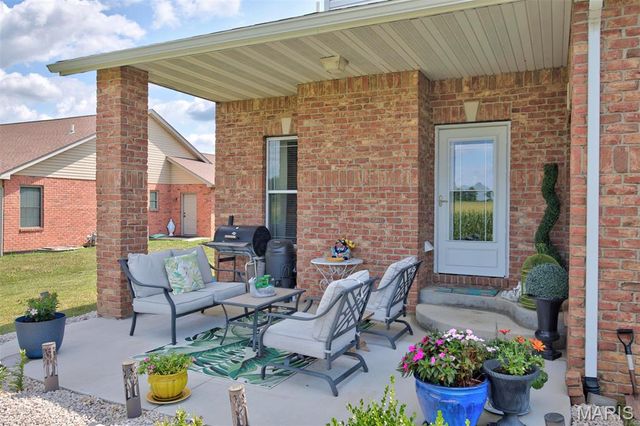 125 Warren Manor B, Highland, IL 62249