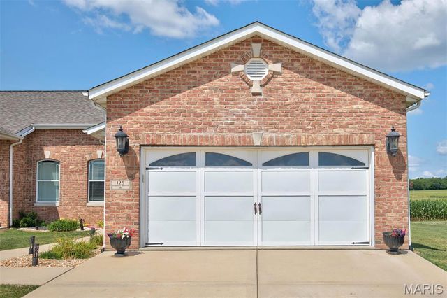 125 Warren Manor B, Highland, IL 62249