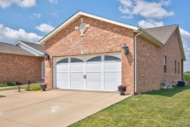 125 Warren Manor B, Highland, IL 62249