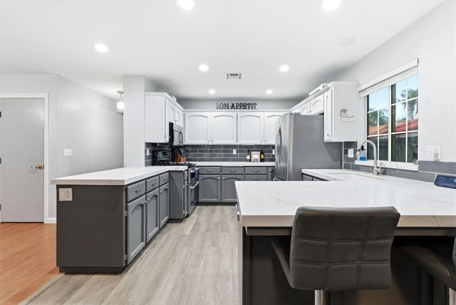 1152 N Noyes Court, Visalia, CA 93291