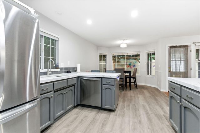 1152 N Noyes Court, Visalia, CA 93291