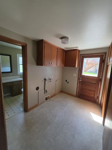 213 N High Street, Cambridge, WI 53523