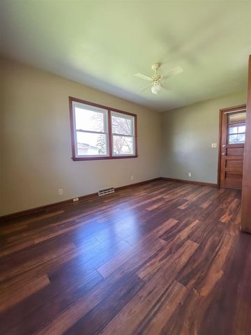213 N High Street, Cambridge, WI 53523
