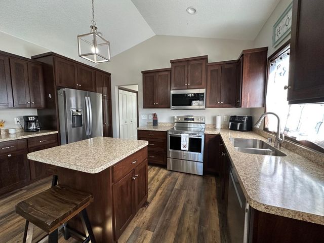 215 8th Avenue NE, Isanti, MN 55040