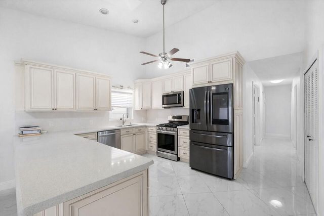 281 N Country Club Boulevard, Boca Raton, FL 33487