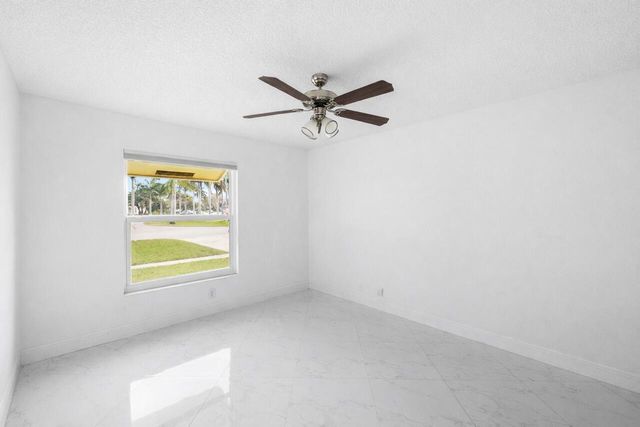 281 N Country Club Boulevard, Boca Raton, FL 33487