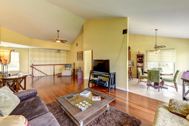 1042 Lakewood Court, Schererville, IN 46375