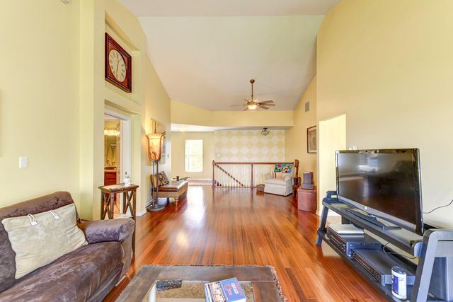 1042 Lakewood Court, Schererville, IN 46375