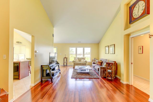 1042 Lakewood Court, Schererville, IN 46375