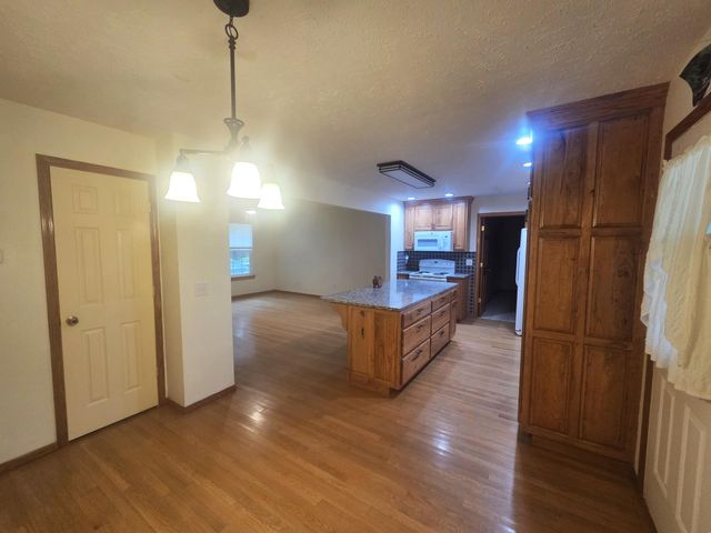 1004 N 11th Avenue, Ozark, MO 65721