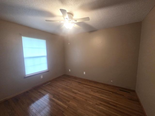 1004 N 11th Avenue, Ozark, MO 65721