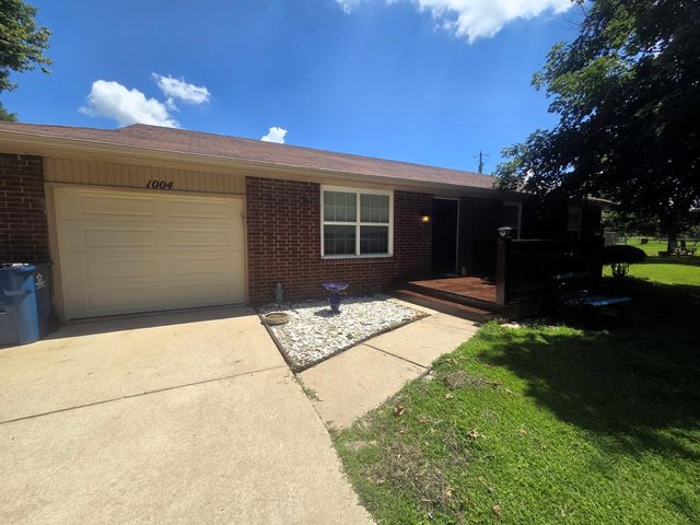 1004 N 11th Avenue, Ozark, MO 65721