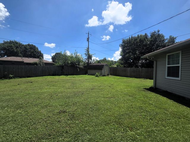 1004 N 11th Avenue, Ozark, MO 65721