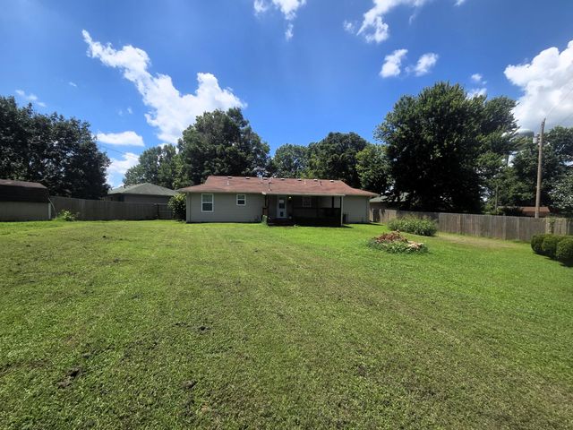 1004 N 11th Avenue, Ozark, MO 65721