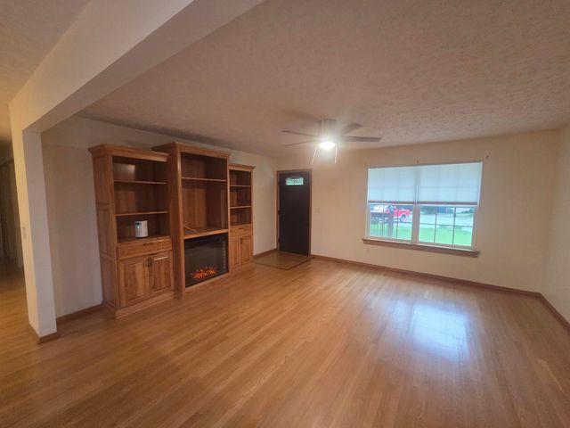 1004 N 11th Avenue, Ozark, MO 65721