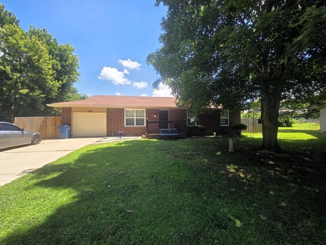 1004 N 11th Avenue, Ozark, MO 65721