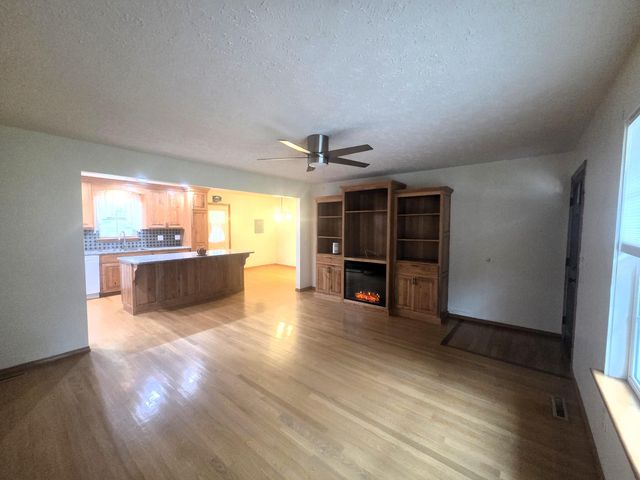 1004 N 11th Avenue, Ozark, MO 65721