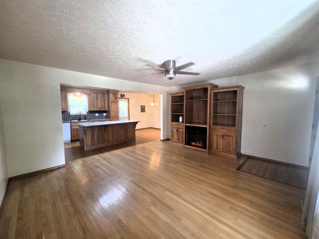1004 N 11th Avenue, Ozark, MO 65721