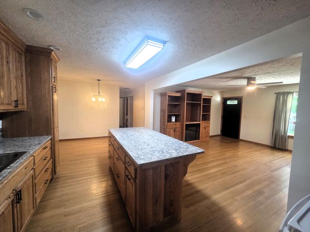 1004 N 11th Avenue, Ozark, MO 65721