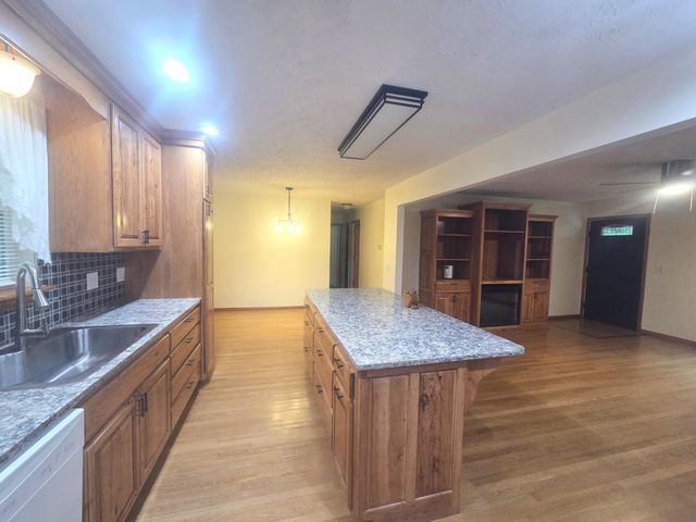 1004 N 11th Avenue, Ozark, MO 65721