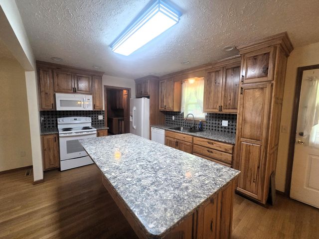 1004 N 11th Avenue, Ozark, MO 65721