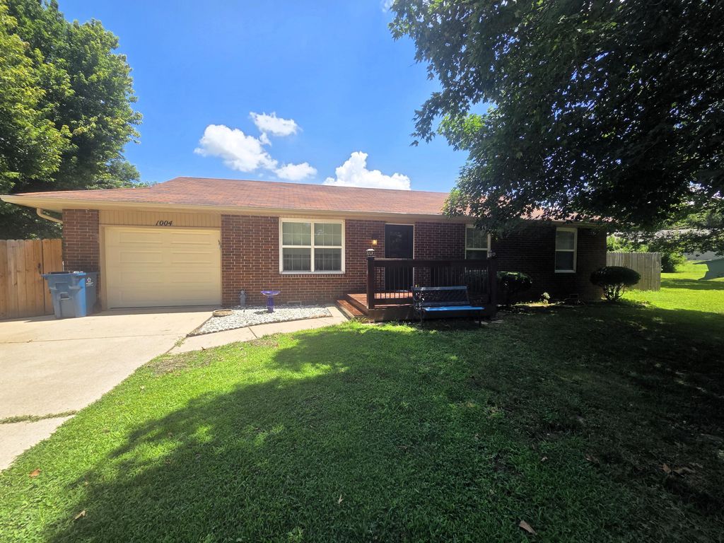 1004 N 11th Avenue, Ozark, MO 65721