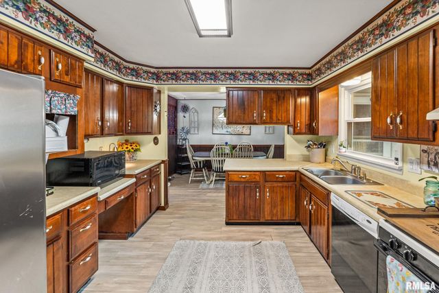 17 CRESTWOOD Drive, Centralia, IL 62801