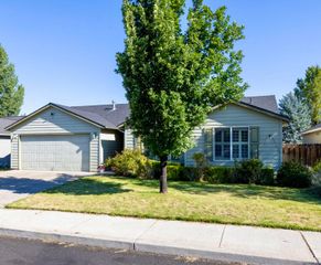 835 NE Nickernut Avenue, Redmond, OR 97756