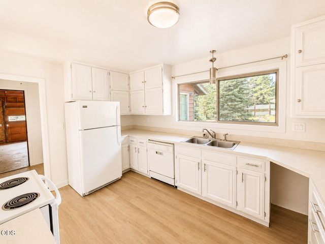 52859 Day Road, La Pine, OR 97739
