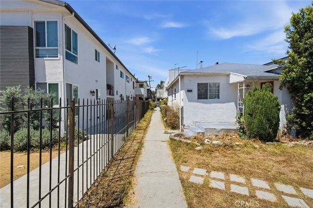 1939 Chariton, Los Angeles, CA 90034