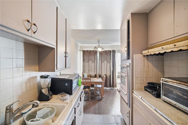 1939 Chariton, Los Angeles, CA 90034