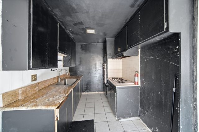 1939 Chariton, Los Angeles, CA 90034