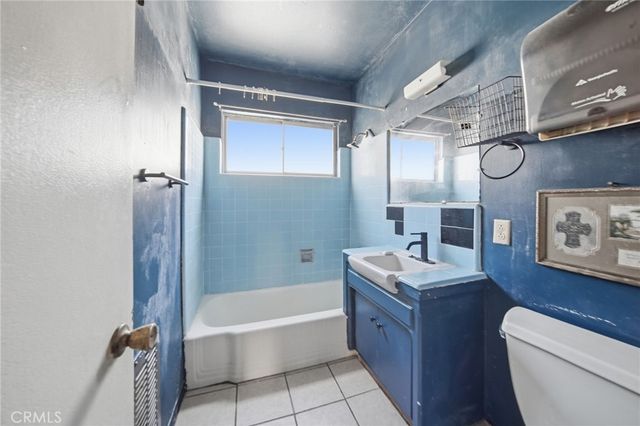 1939 Chariton, Los Angeles, CA 90034