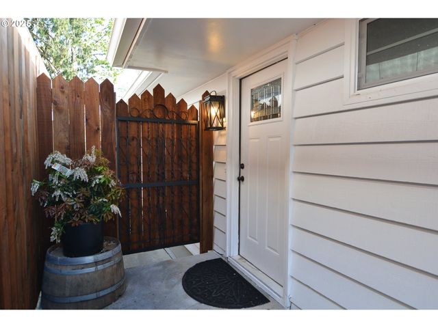 1006 COWLITZ Way, Kelso, WA 98626