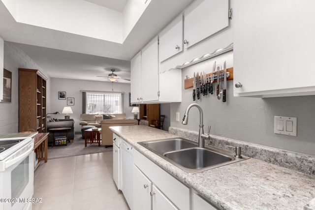 1306 W Camino Lucientes, Green Valley, AZ 85622