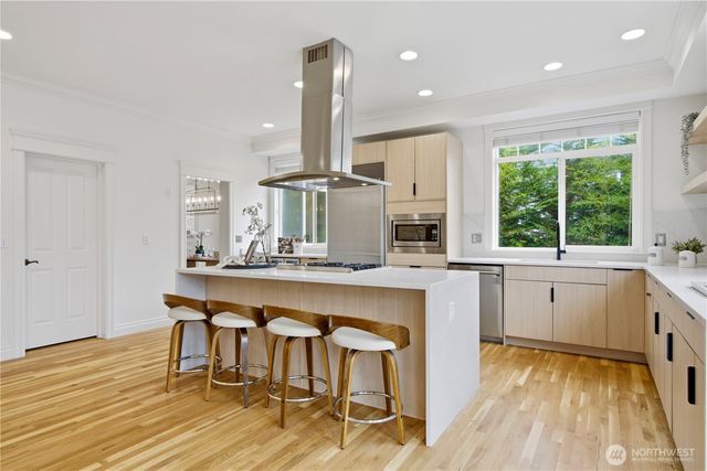 612 128th Avenue NE, Bellevue, WA 98005