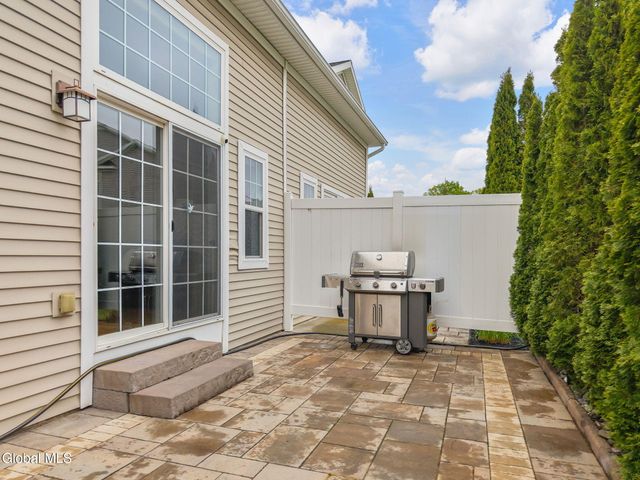 28 Guiliana Circle, North Greenbush, NY 12180