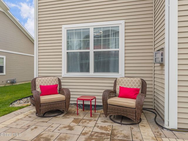 28 Guiliana Circle, North Greenbush, NY 12180