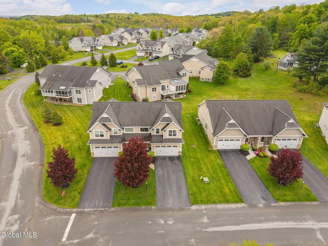 28 Guiliana Circle, North Greenbush, NY 12180