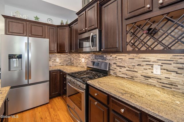 28 Guiliana Circle, North Greenbush, NY 12180