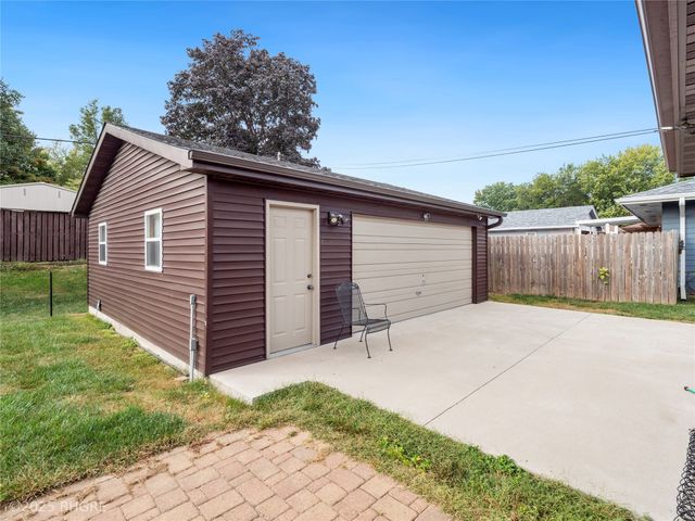 2719 E Tiffin Avenue, Des Moines, IA 50317