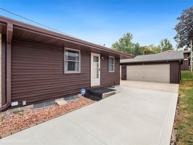 2719 E Tiffin Avenue, Des Moines, IA 50317