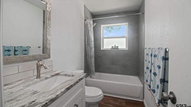 2395 E Royal Drive, Chandler, TX 75758