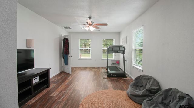 2395 E Royal Drive, Chandler, TX 75758