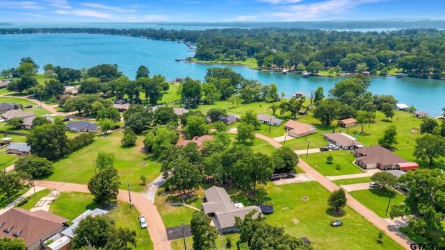 2395 E Royal Drive, Chandler, TX 75758