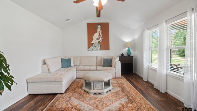 2395 E Royal Drive, Chandler, TX 75758