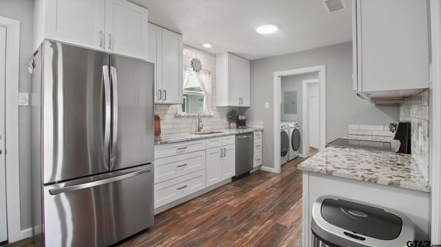 2395 E Royal Drive, Chandler, TX 75758